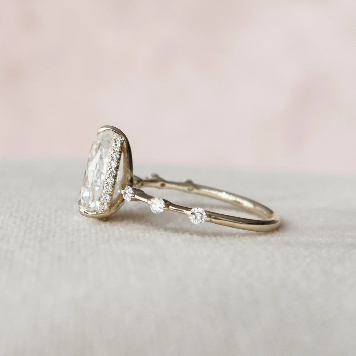 2.5 Carat Pear Cut Diamond Ring with Rount Accents