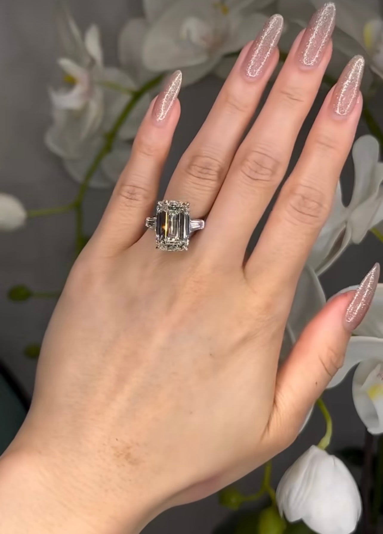 5 CT Emerald Cut with 2 Side Stones and a Solitaire Band – view 4