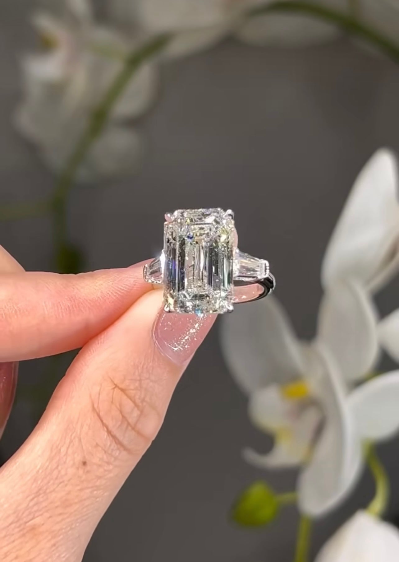 5 CT Emerald Cut with 2 Side Stones and a Solitaire Band – view 7